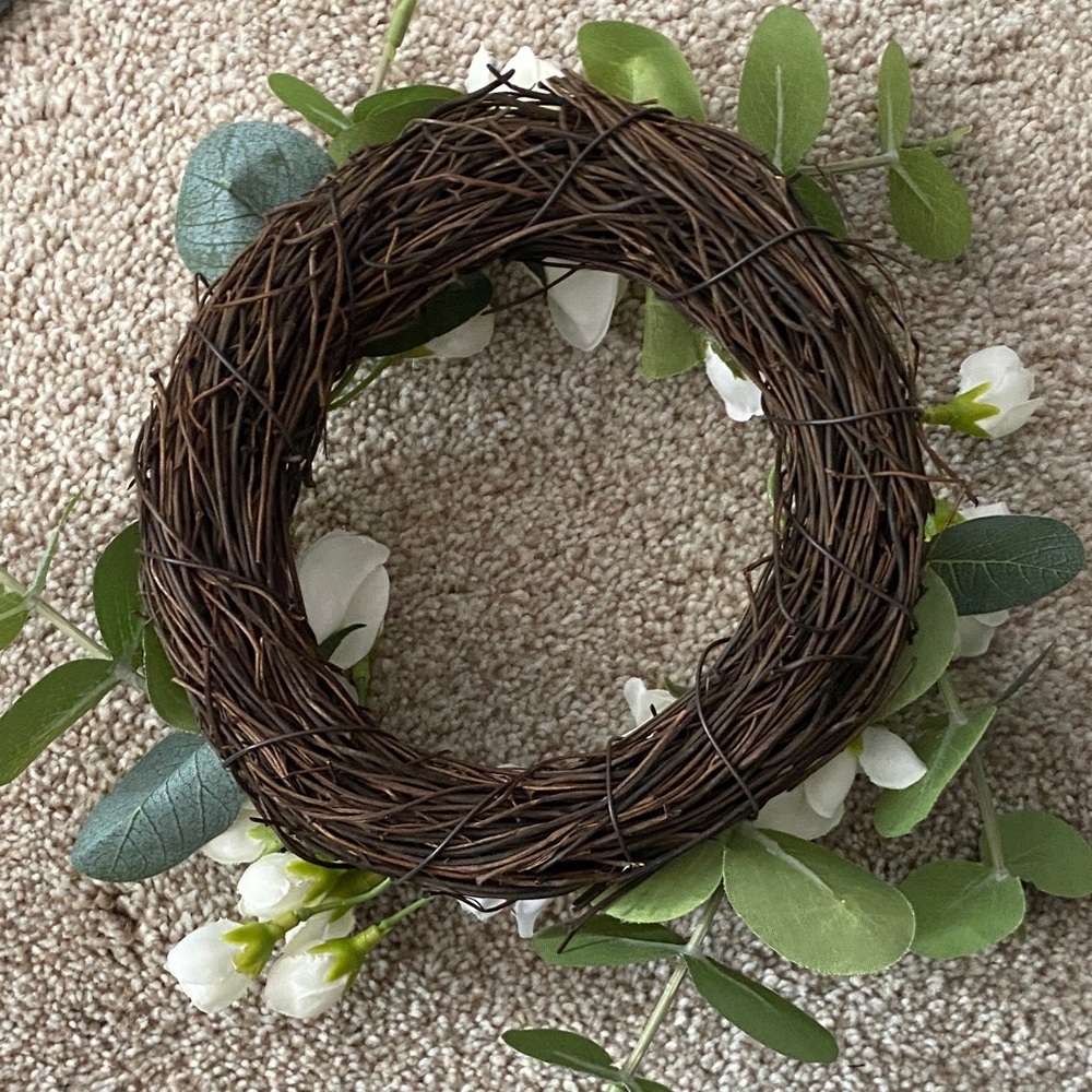 BRIDGERTON COLLECTION- Floral Wreath with White Roses and Green Leaves - Picture 2 of 3